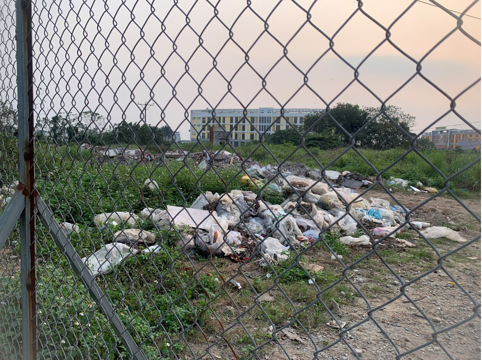 Xuất hiện nhiều bãi rác tự phát xung quanh Học Viện Nông nghiệp Việt Nam