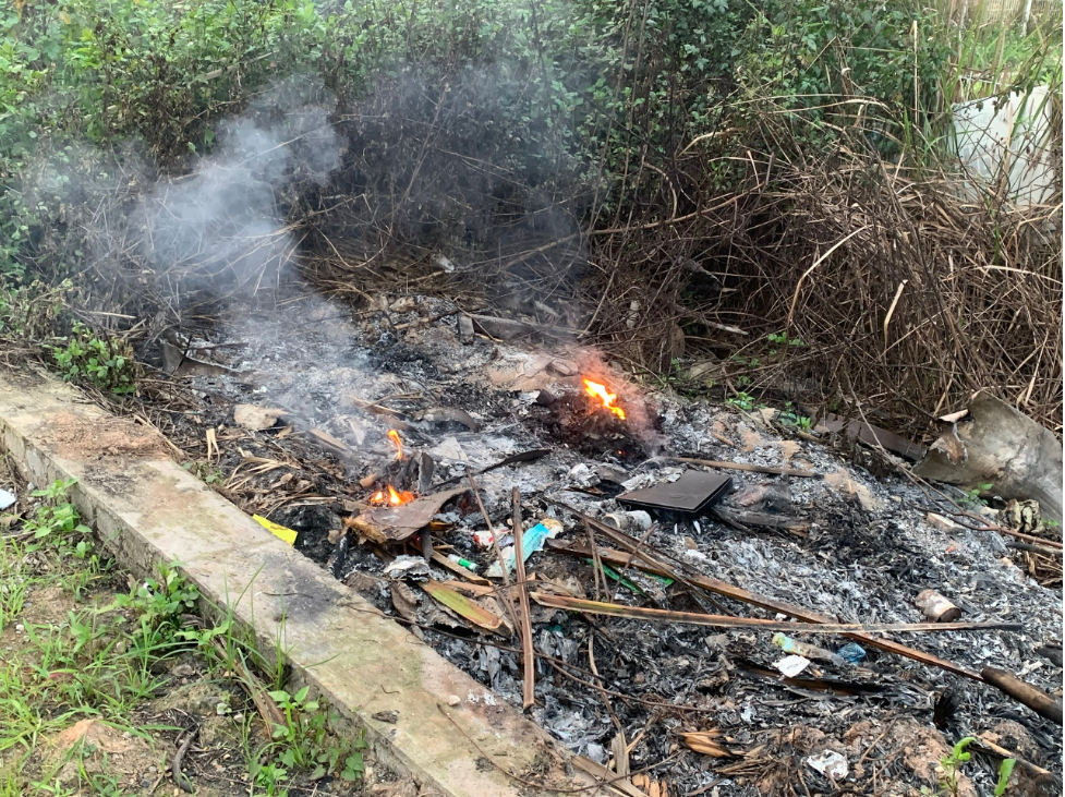 Xung quanh khu vực Học viện Nông Nghiệp Việt Nam, nhiều đống rác nhựa và túi ni lông,... vẫn còn cháy dở, vết đốt rác còn rõ ven đường.
