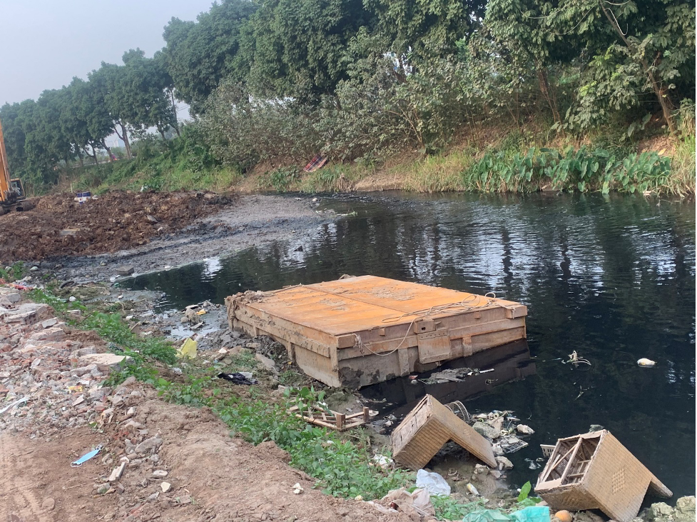Chính quyền cũng đang thực hiện các biện pháp nhưng tình trạng ô nhiễm vẫn chưa được xử lí triệt để - Sông Cầu Bây, cạnh Viện Nghiên Cứu Rau Quả - Học Viện Nông Nghiệp Việt Nam