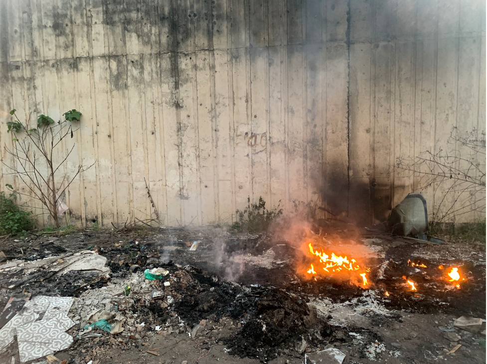 Những bao rác được người dân vứt la liệt ven đường, sau đó số rác này sẽ bị đốt bỏ ngay tại chỗ, các cây cối xung quanh bị chết khô, gây ô nhiễm không khí nghiêm trọng.
