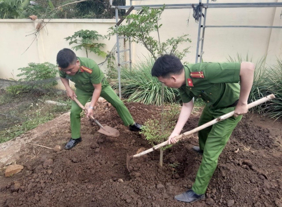 Công an thị xã Buôn Hồ tổ chức ngày hoạt động xanh