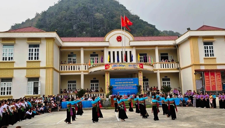 Đội văn nghệ xã Vạn Xuân (huyện Thường Xuân) biểu diễn khặp Thái.