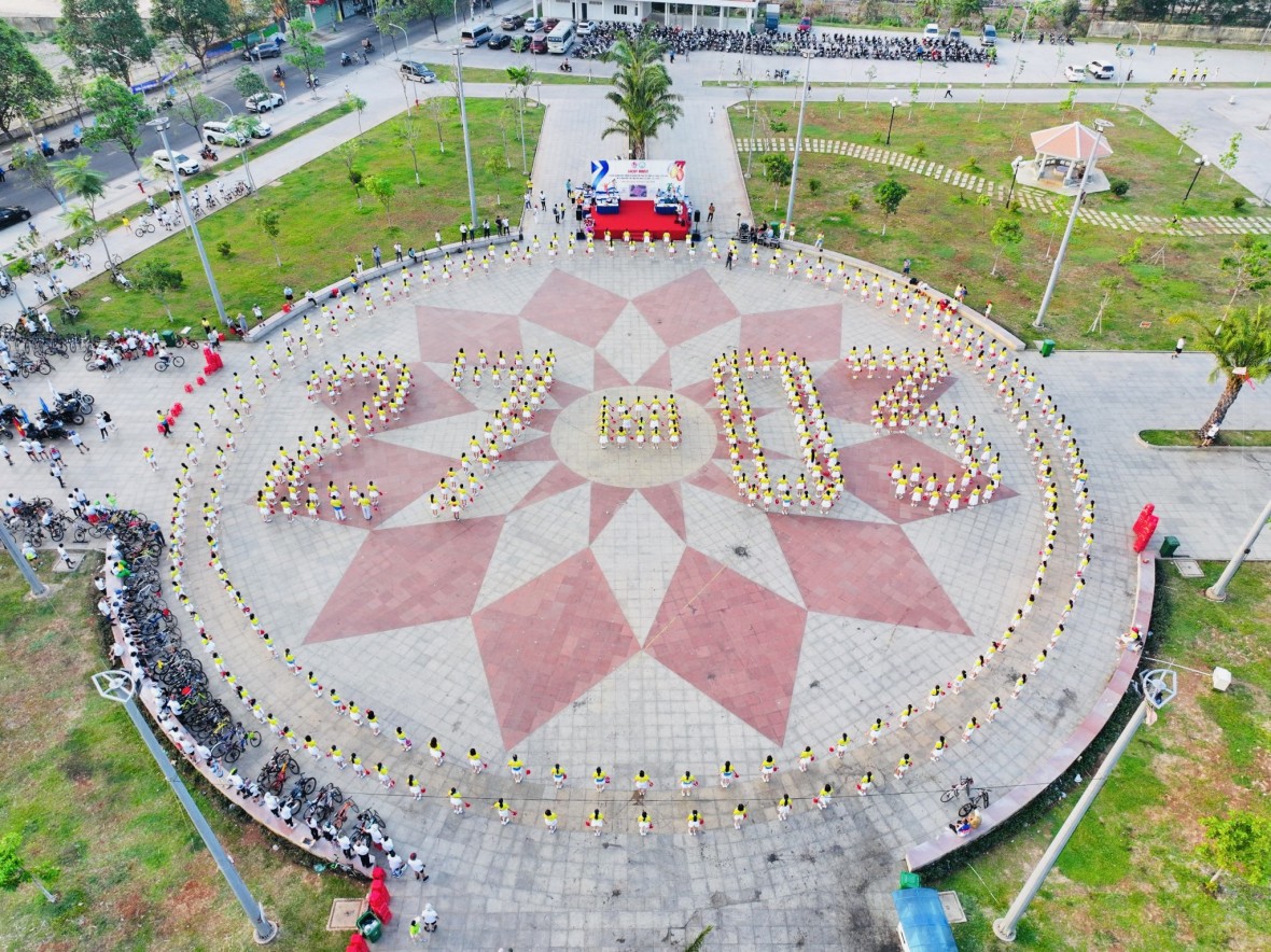 Hơn 500 người dân TP Biên Hoà đồng diễn xếp hình nghệ thuật hình “ngày 27/3”.
