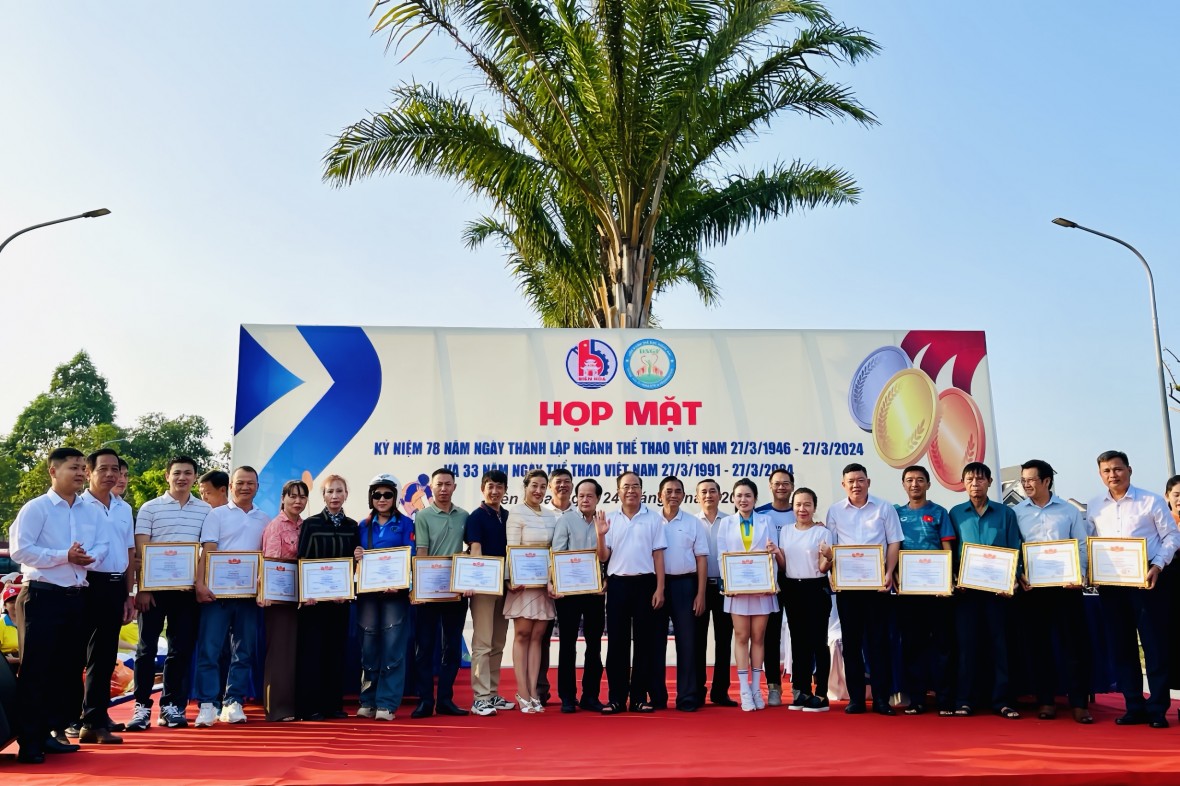 UBND TP Biên Hoà tặng giấy khen cho các tập thể đã luôn đồng hành và hỗ trợ thành phố trong việc phát triển trong phong trào thể dục thể thao của địa phương.