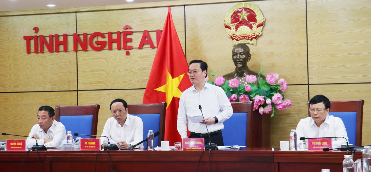 Chủ tịch UBND tỉnh Nghệ An Nguyễn Đức Trung chủ trì kỳ họp.