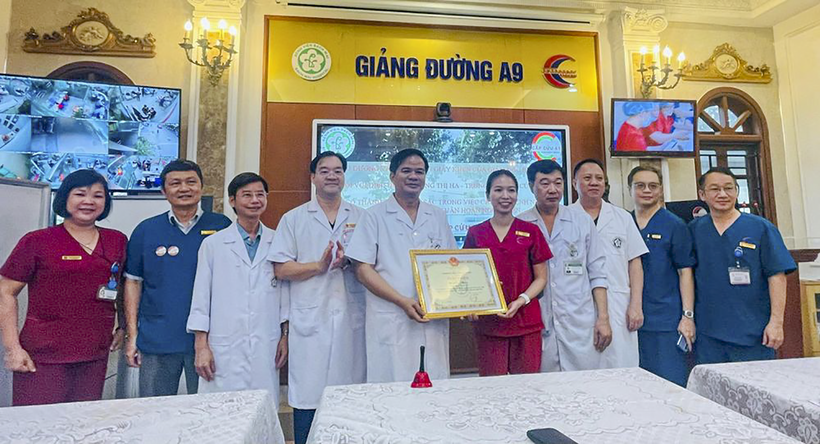 Lãnh đạo Bệnh viện Bạch Mai trao giấy khen nữ điều dưỡng Đặng Thị Hạ.