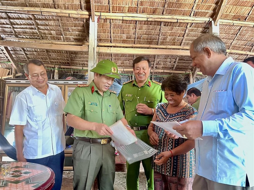 Đoàn công tác khảo sát tại xã Phương Thạnh, Bình Phú, huyện Càng Long. (Ảnh: Bộ Công an)