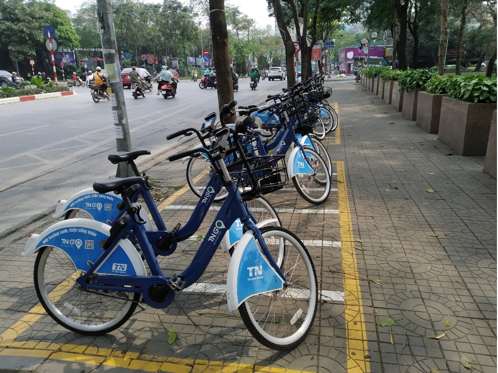 Hình ảnh một trạm xe đạp công cộng trên tuyến đường Nguyễn Chí Thanh, gần hồ Ngọc Khánh