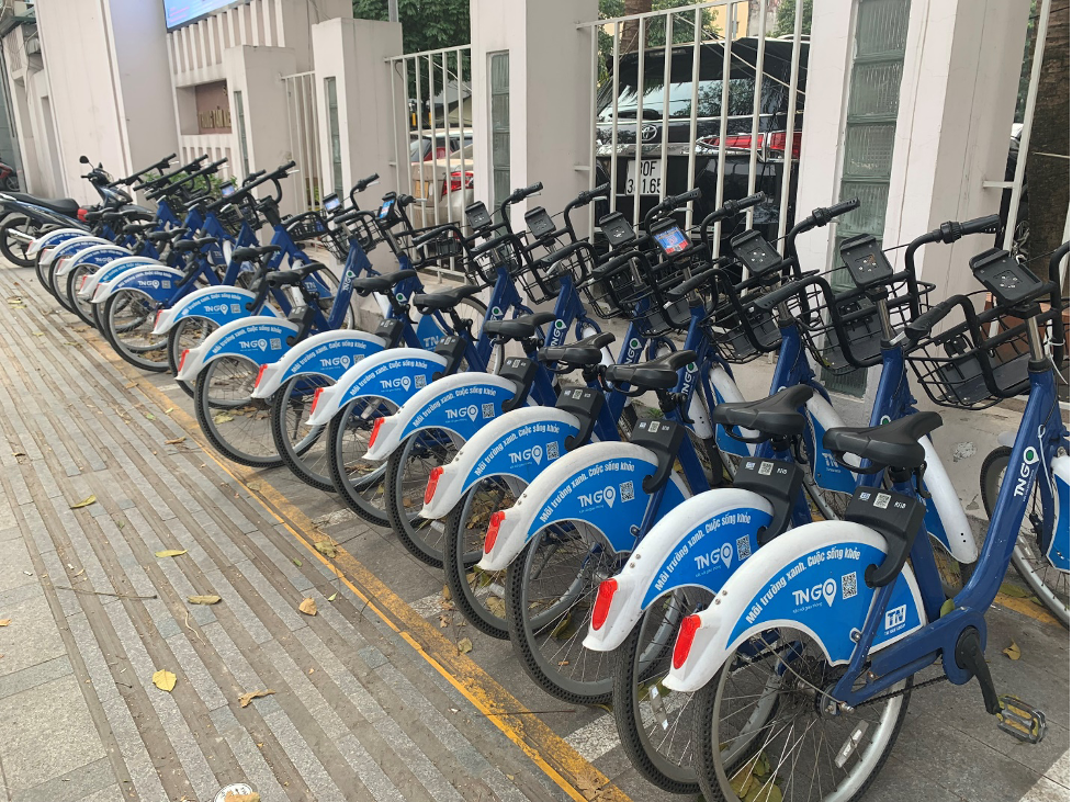 Những chiếc xe đạp được xếp thẳng hàng, đúng vị trí tại trạm xe trước cổng Trung tâm Kiểm soát bệnh tật thành phố Hà Nội