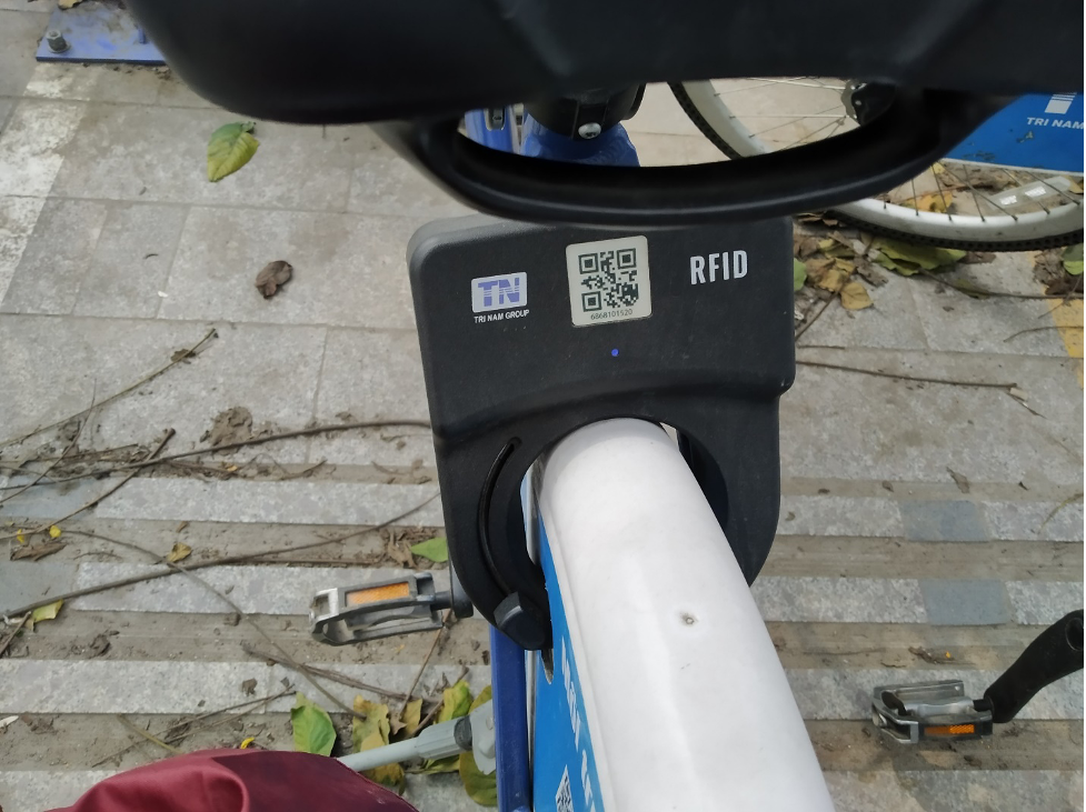 Nhiều xe đạp hiện nay bị xé mất mã QR tại vị trí chính giữa tay lái, những người sử dụng sau buộc phải quét mã gần ổ khóa xe hoặc gần bánh xe sau