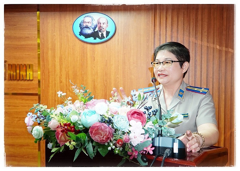 Đồng chí Phạm Thị Thu Hằng phát biểu nhận nhiệm vụ.