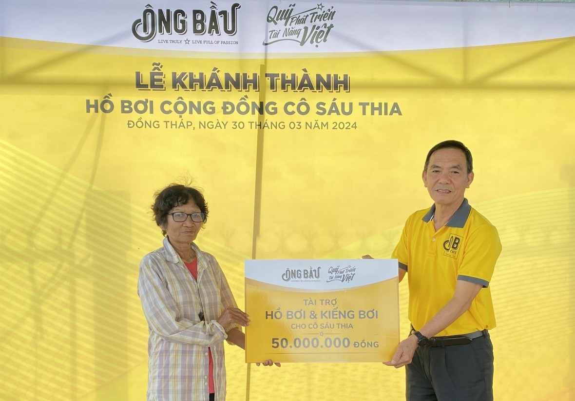 Đại diện Quỹ Phát triển Tài năng Việt trao tài trợ cho bà Sáu Thia