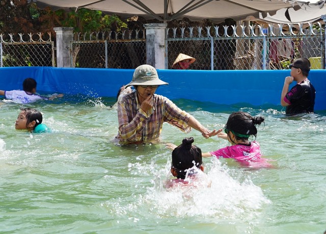 Quỹ Phát triển Tài năng Việt tặng hồ để dạy bơi cho trẻ em nghèo