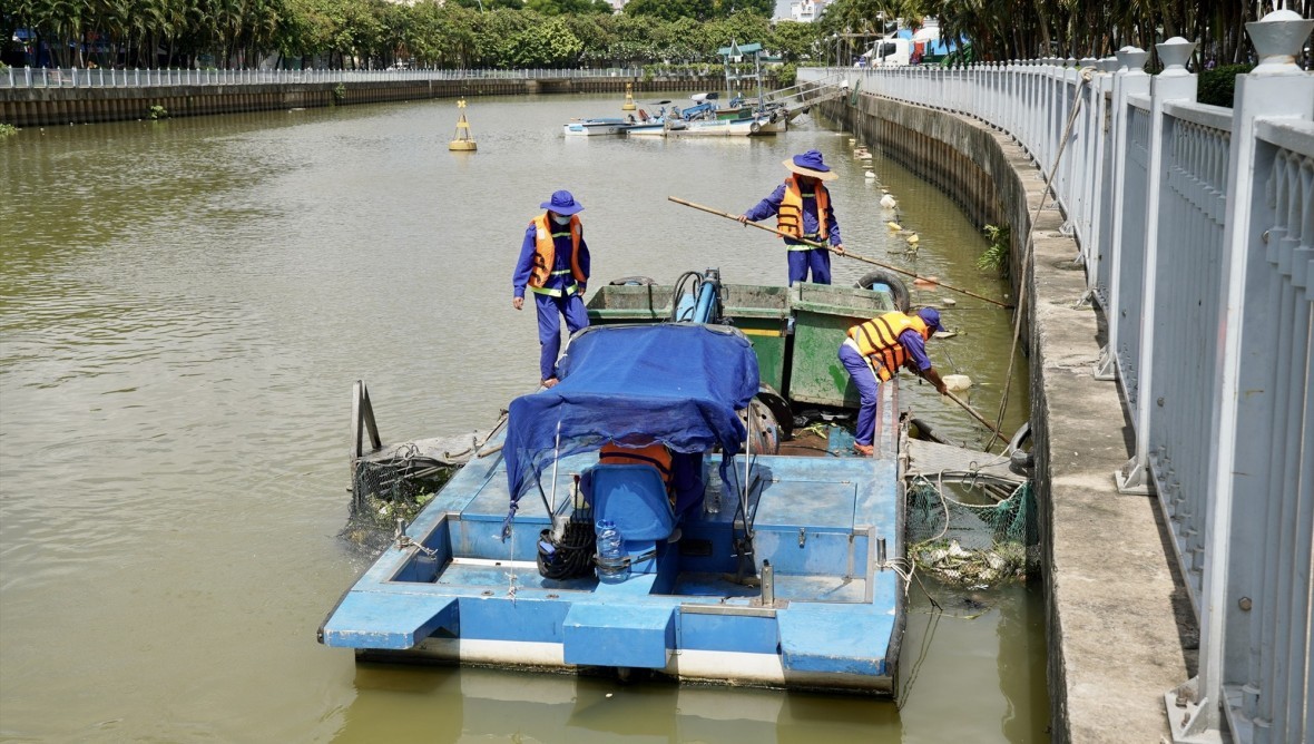 Sở Giao thông vận tải TP.HCM đề xuất đấu thầu vớt rác trên kênh