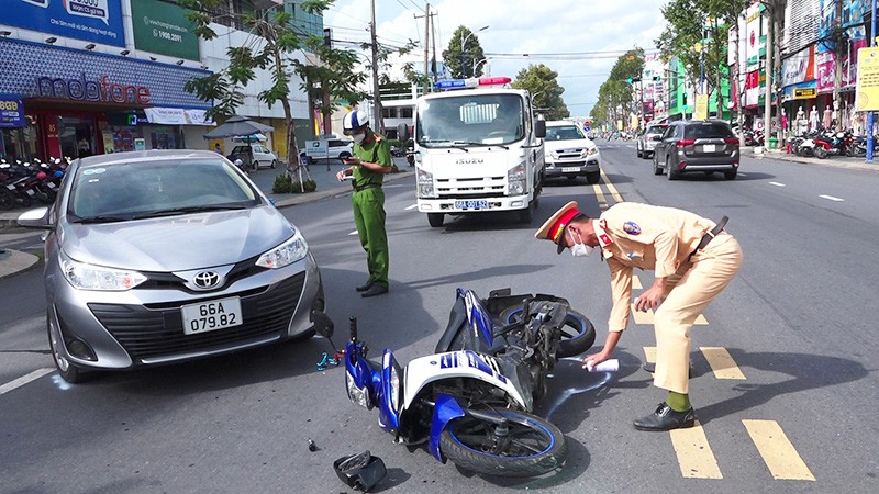 Cảnh sát giao thông xử lý hiện trường vụ tai nạn xảy ra tại Phường 1, TP Cao Lãnh