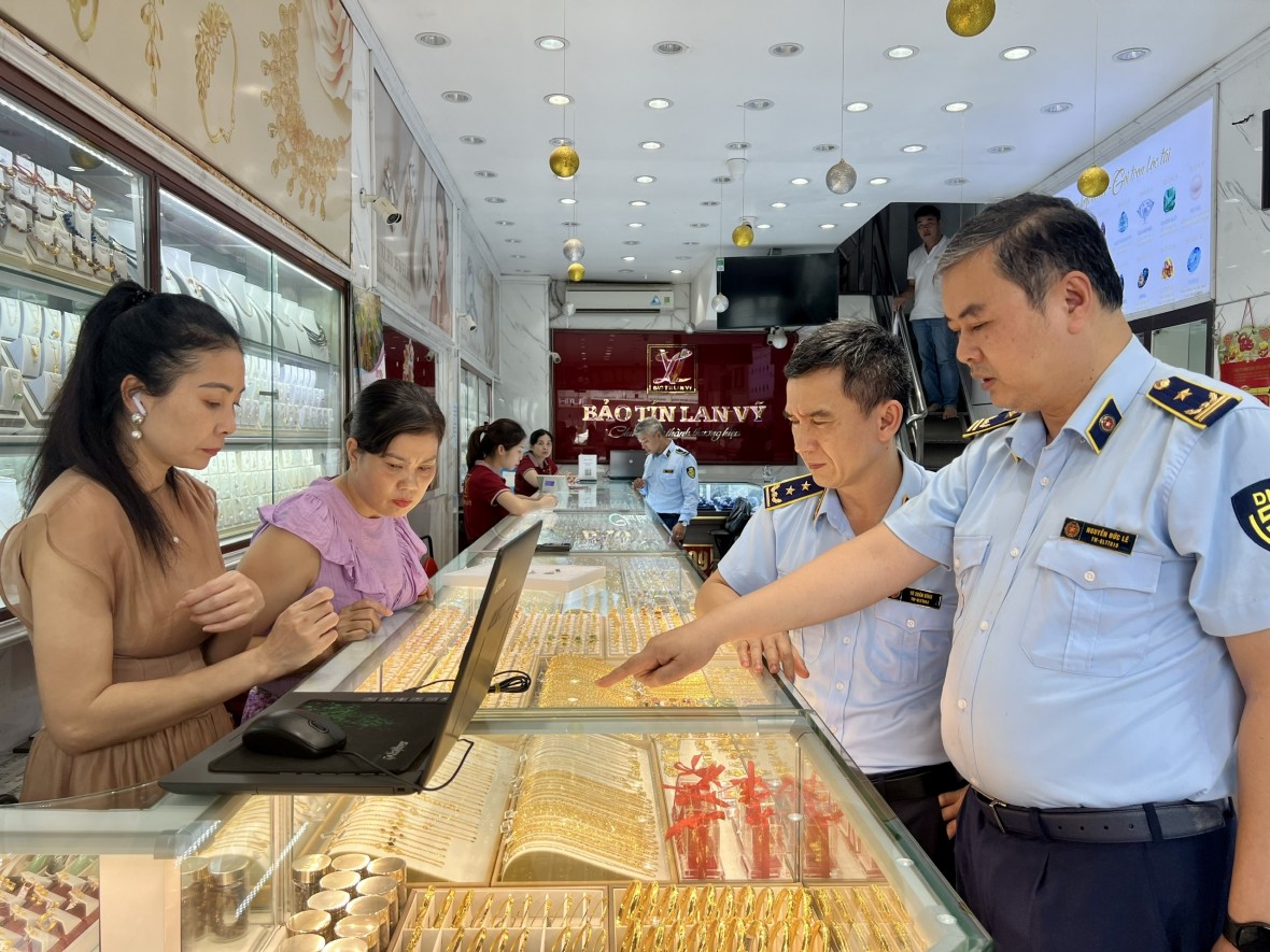 Tổng Cục QLTT kiểm tra 3 cửa hàng kinh doanh vàng ở Hà Nội