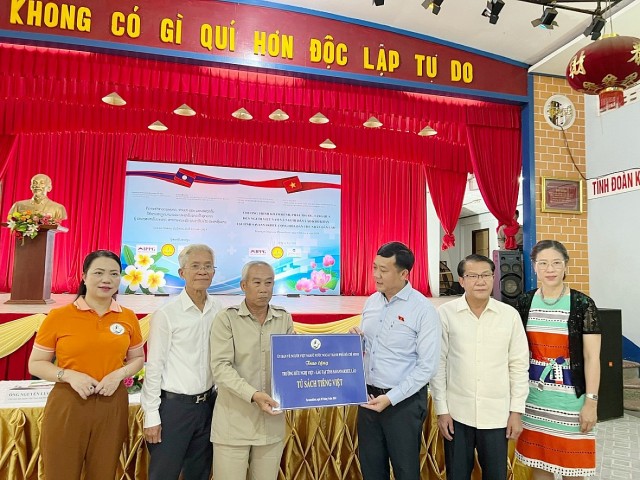 Đoàn công tác của TP.HCM thăm, khám bệnh từ thiện tại Lào