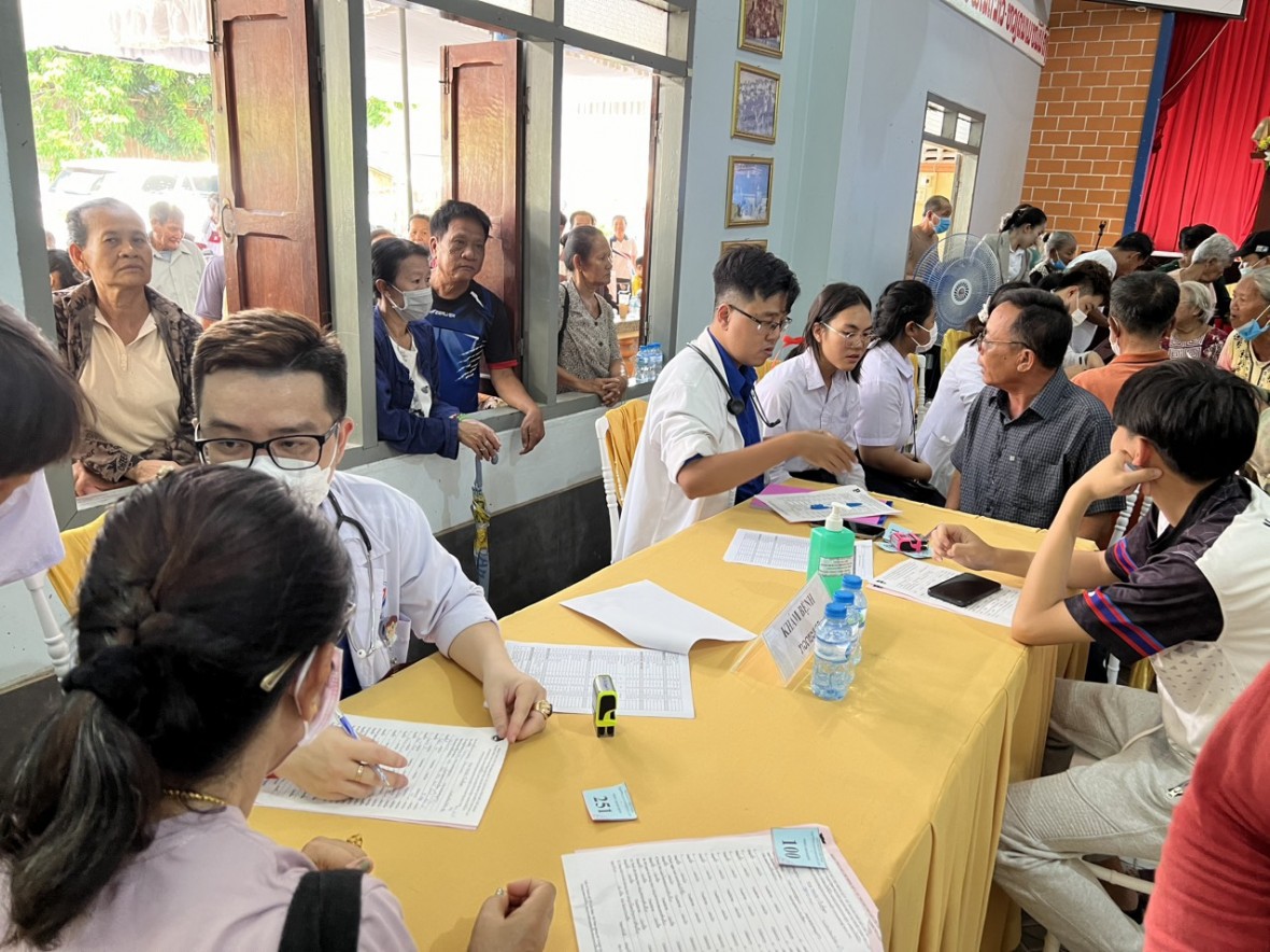 Đoàn công tác của TP.HCM thăm, khám bệnh từ thiện tại Lào