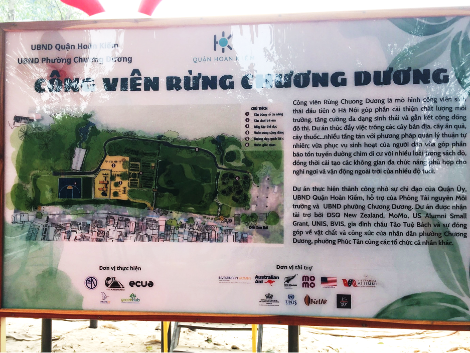 Nằm trên địa bàn phường Chương Dương (quận Hoàn Kiếm, TP Hà Nội), Công viên rừng bờ vở sông Hồng được hình thành từ năm 2021, khu vực này từ một nơi tập kết rác thải giờ đã trở thành một không gian công cộng đa chức năng bao gồm vườn rừng, sân chơi, không gian thư giãn.