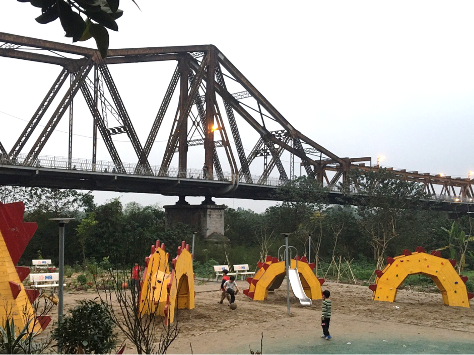 Dưới chân cầu Long Biên lịch sử, công viên – rừng Phúc Tân là địa điểm thu hút nhiều học sinh, sinh viên, người dân xung quanh tới tham quan, vui chơi - giải trí mỗi buổi chiều.