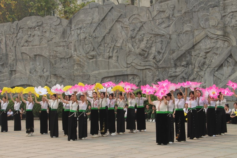 Ấn tượng với màn đồng diễn nhảy dân vũ của học sinh ở Điện Biên