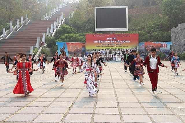 Ấn tượng với màn đồng diễn nhảy dân vũ của học sinh ở Điện Biên