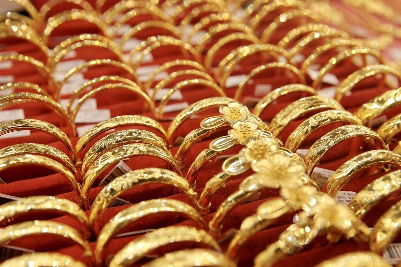 Giá vàng hôm nay: Vàng trong nước vẫn ở mức cao, vàng thế giới bất ngờ tăng mạnh