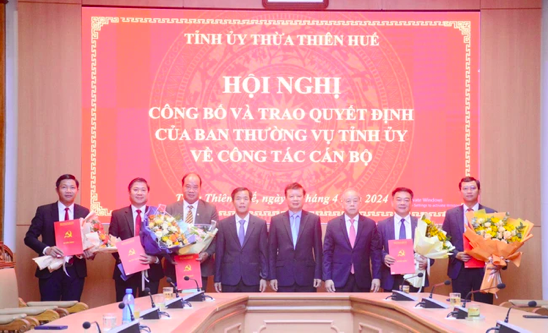Lãnh đạo Tỉnh ủy Thừa Thiên Huế trao quyết định và tặng hoa chúc mừng các cán bộ được điều động, bổ nhiệm.