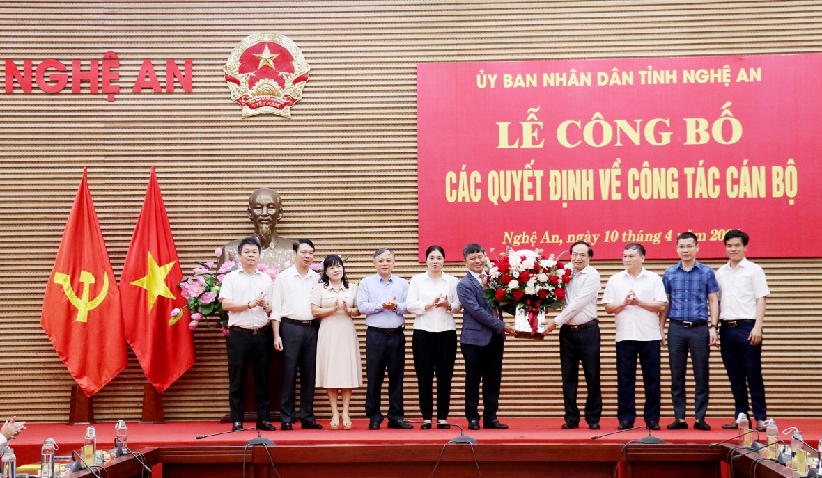 Lãnh đạo Sở LĐ,TB&XH tặng hoa chúc mừng tân Phó Giám đốc Sở Nguyễn Văn Nam.