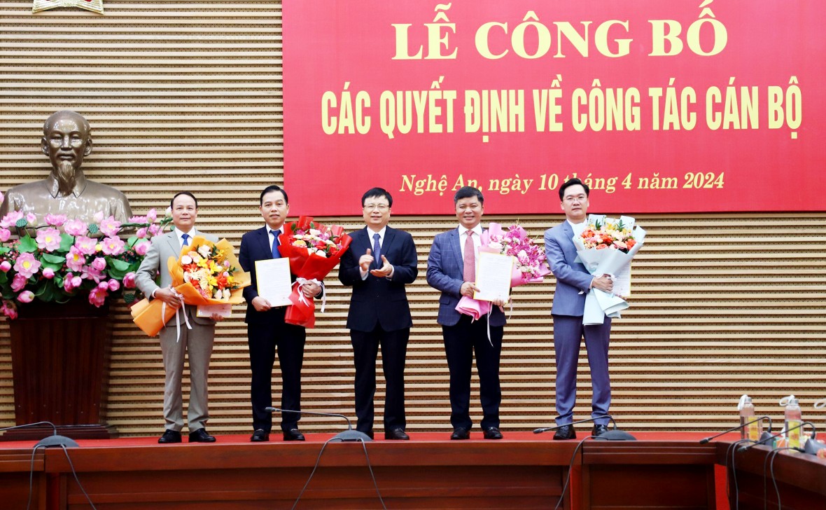 Lãnh đạo UBND tỉnh Nghệ An trao Quyết định cho các trường hợp được điều động, bổ nhiệm giữ chức vụ mới.