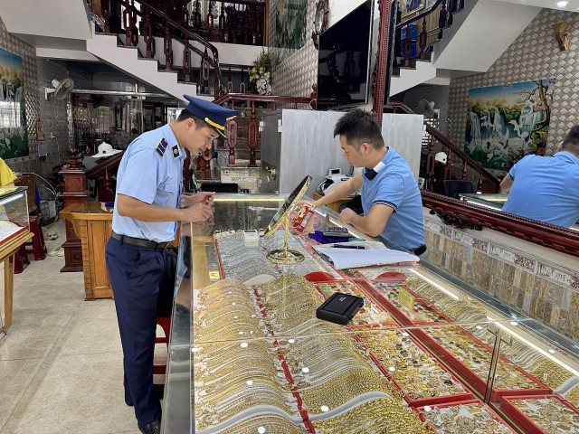 Quảng Ninh: Nhiều cửa hàng buôn bán vàng trang sức có dấu hiệu giả mạo nhãn hiệu
