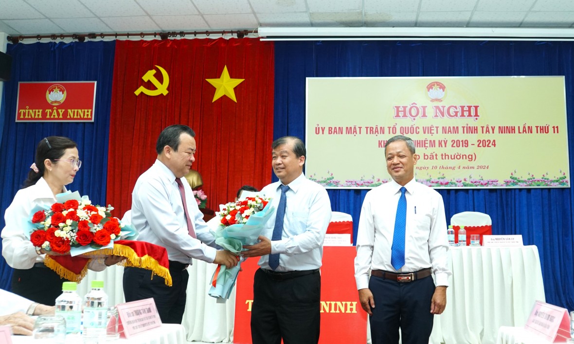 Tân Chủ tịch và Phó chủ tịch UBMTTQ Việt Nam tỉnh Tây Ninh nhận hoa chúc mừng. (ảnh TN)