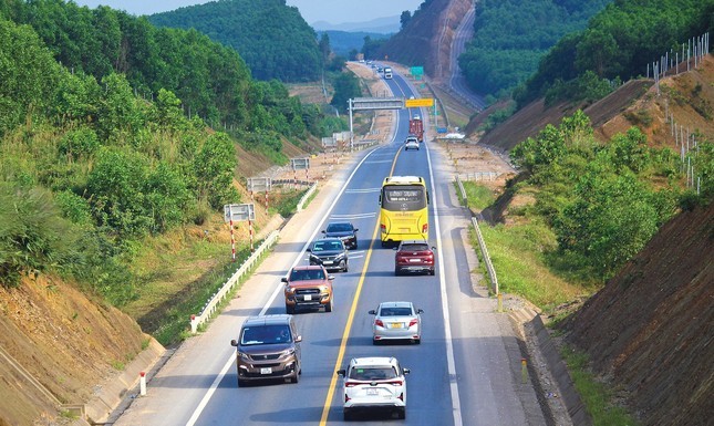 Thủ tướng yêu cầu tổ chức các điểm dừng nghỉ tạm thời dọc các tuyến cao tốc hai làn xe, chưa có trạm dừng nghỉ.