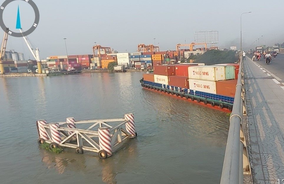 Kịp thời cứu hộ tàu 4,6 ngàn tấn mắc kẹt dưới gầm cầu Đồng Nai