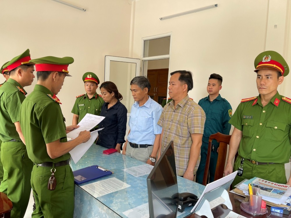 Cơ quan Cảnh sát điều tra Công an tỉnh Quảng Nam tống đạt các quyết định đối với 3 bị can
