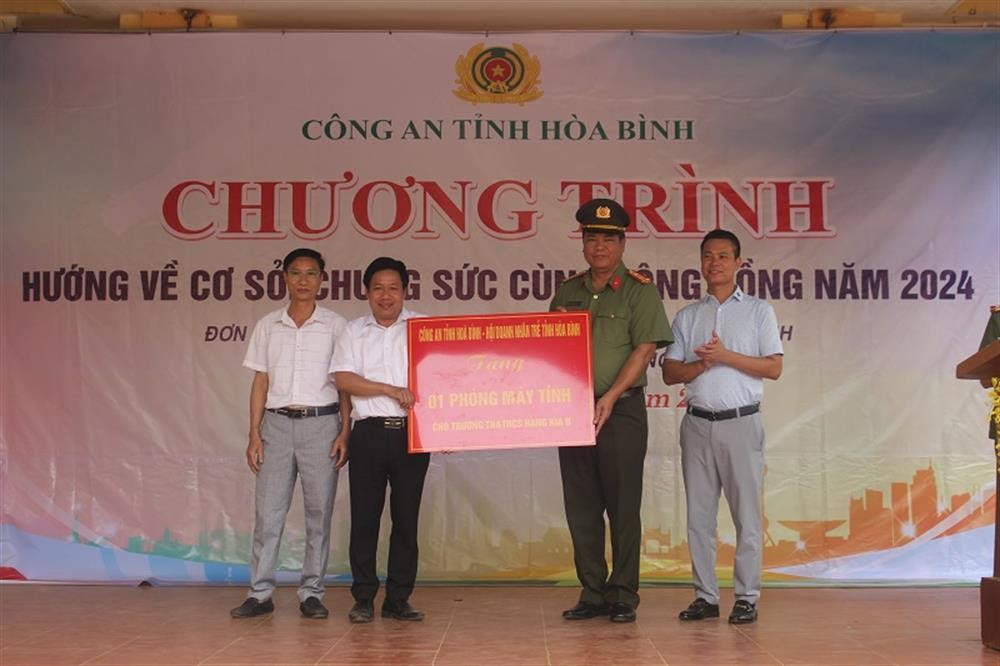 Đại tá Nguyễn Thành, Phó Giám đốc Công an tỉnh trao 10 bộ máy tính tặng Trường Tiểu học và Trung học cơ sở Hang Kia B. (Ảnh: Công an tỉnh Hòa Bình)
