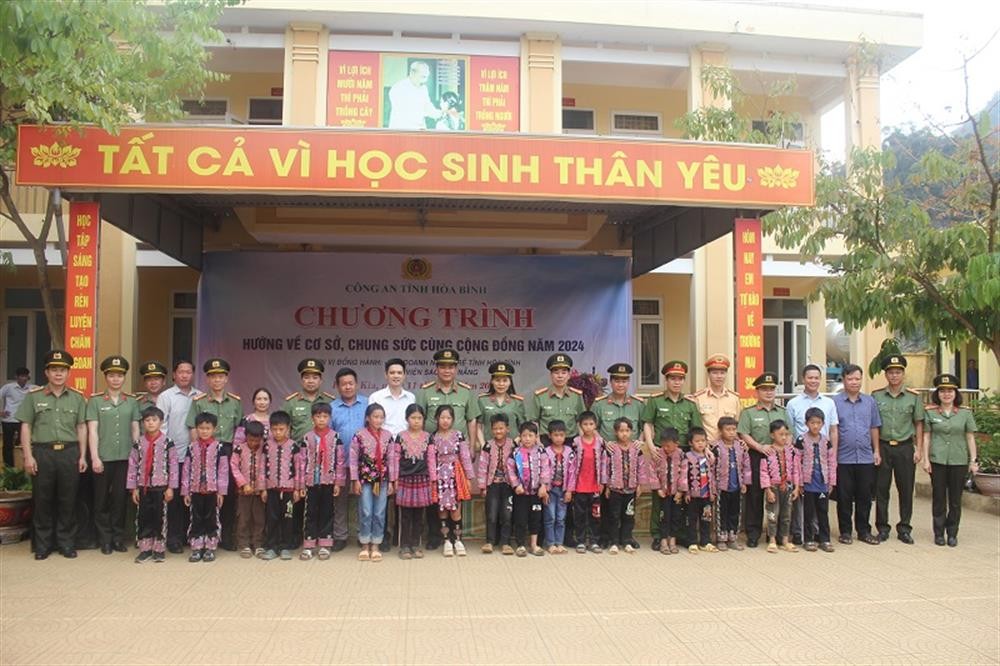 Đoàn công tác thiện nguyện chụp ảnh với thầy và trò trường TH&THCS Hang Kia B. (Ảnh: Công an tỉnh Hòa Bình)