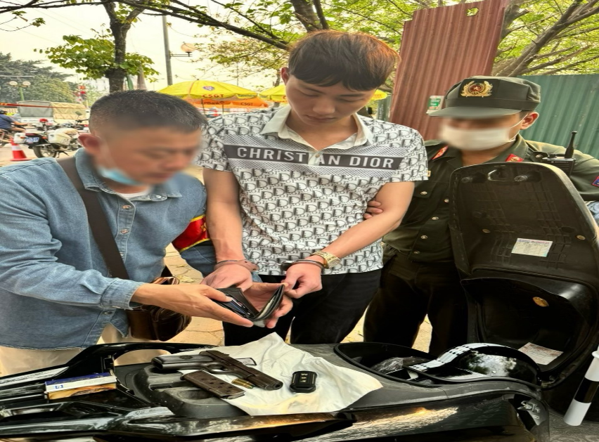 Hà Nội: Bắt giữ đối tượng mang theo súng quân dụng dạo phố