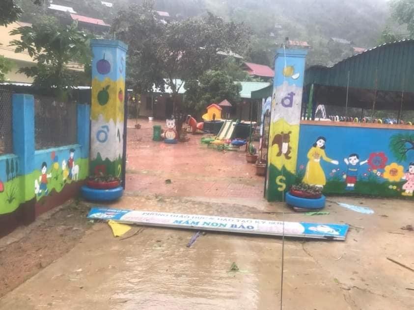 Trường Mầm non xã Bảo Thắng bị ảnh hưởng do trận mưa đá.