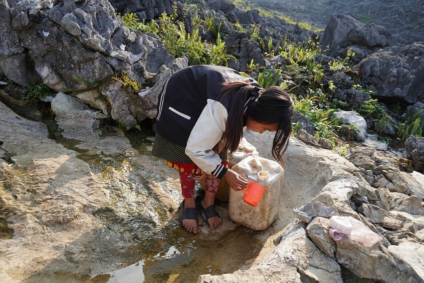 Vận động xây dựng bể nước sạch tặng bà con vùng cao Hà Giang