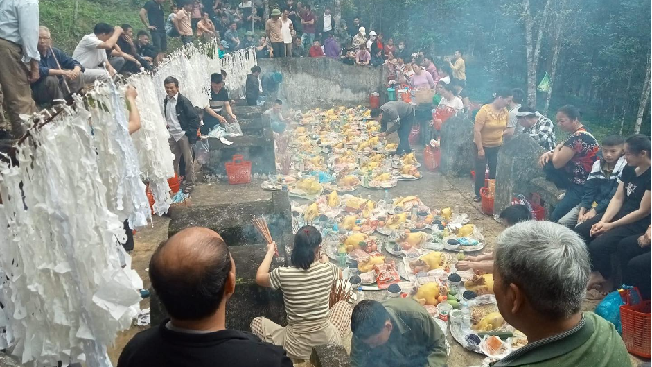 Hình ảnh thể hiện sự chuẩn bị kỳ công và quy mô của tết Thanh minh làm nên bản sắc độc đáo trong sinh hoạt tín ngưỡng tại Lạng Sơn