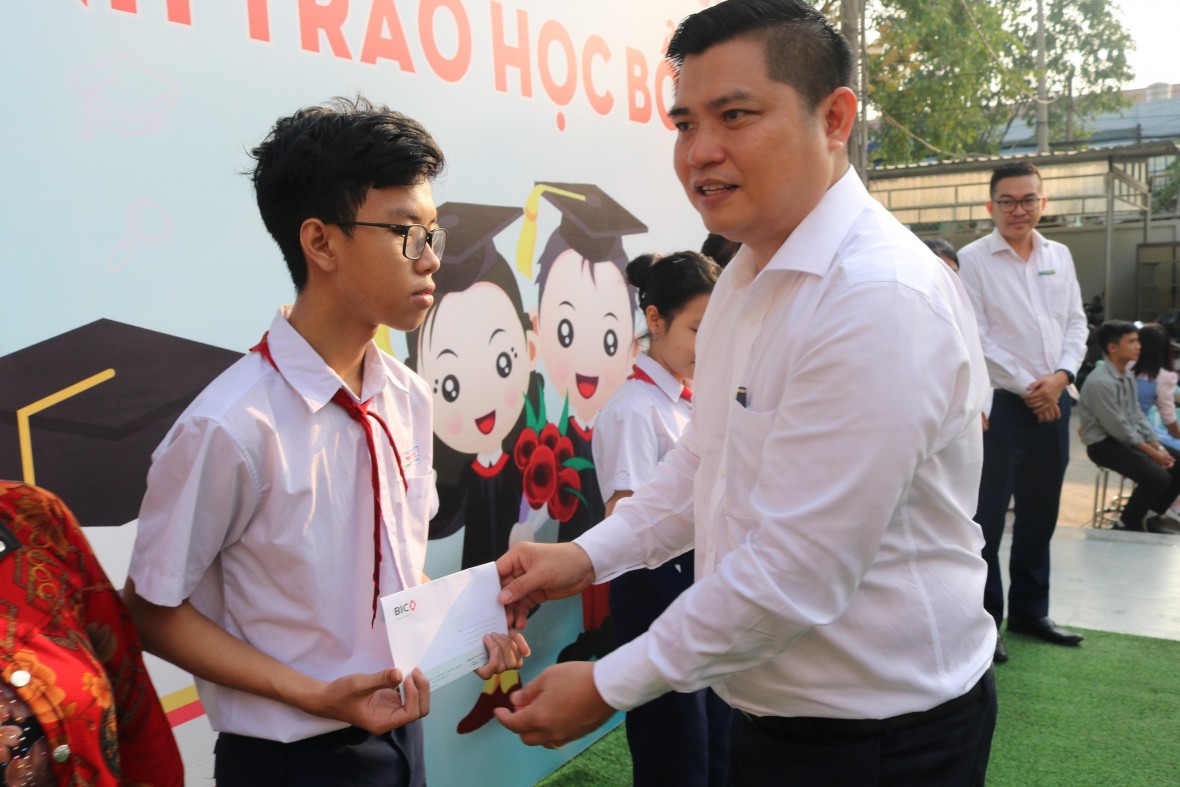 Trao 20 suất học bổng cho học sinh nghèo ở TP Biên Hòa