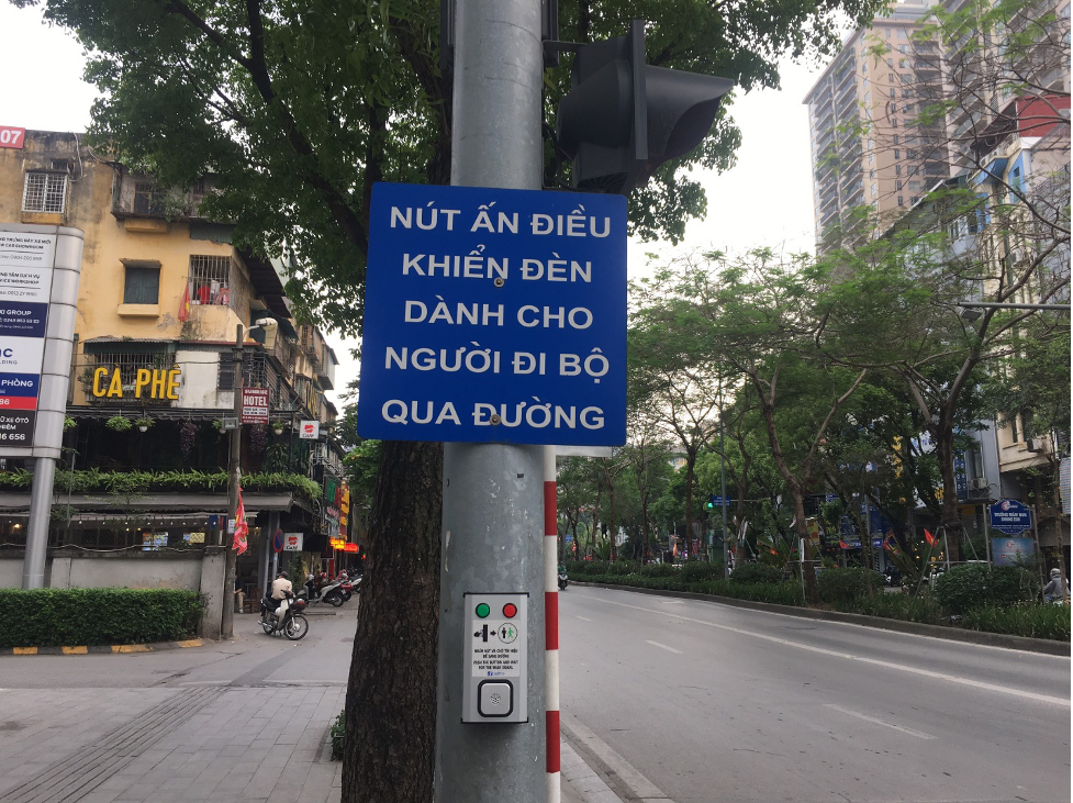 Đèn tín hiệu để sang đường cho người đi bộ được kỳ vọng giúp phát triển giao thông công cộng.