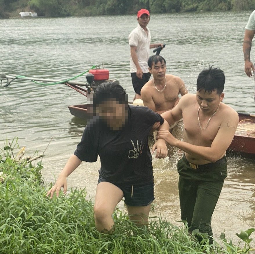 Thanh Hoá: Trung uý Công an dũng cảm cứu sống cháu bé đang chới với giữa dòng nước xiết