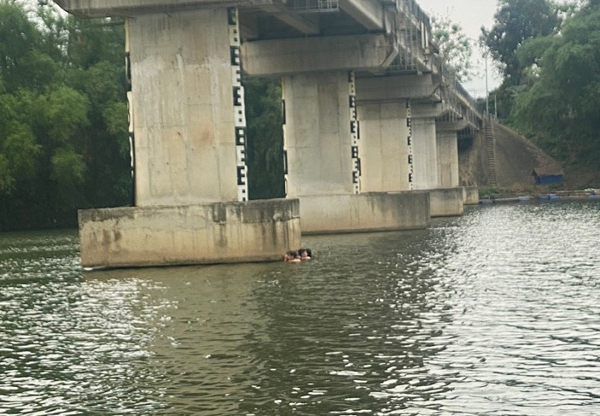 Mặc dù mực nước sâu, cách bờ gần 60m, Trung úy Bùi Văn Đại vẫn dũng cảm bơi ra cứu nạn nhân.