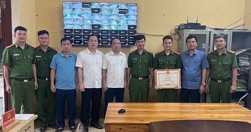 Chủ tịch UBND huyện Bá Thước biểu dương hành động dũng cảm của Trung úy Bùi Văn Đại.