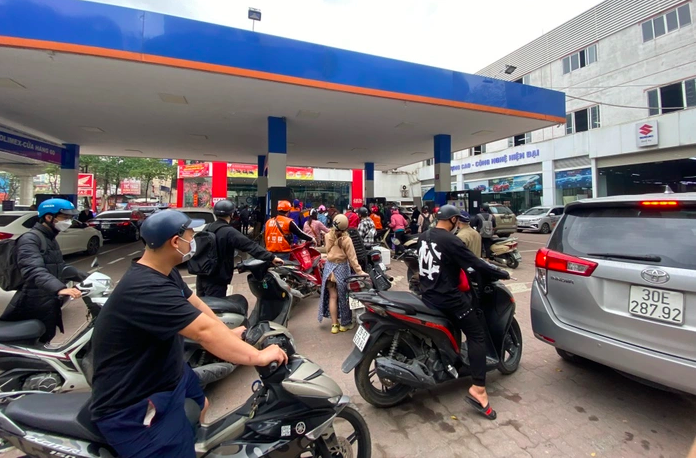 Rất đông người dân đi mua xăng ngày 18/4.