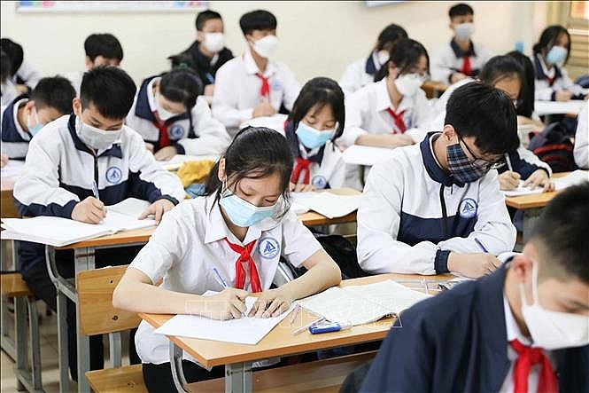 Hơn 130.000 học sinh lớp 9 tại Hà Nội nộp Phiếu đăng ký dự tuyển vào lớp 10. (Ảnh: TTXVN)