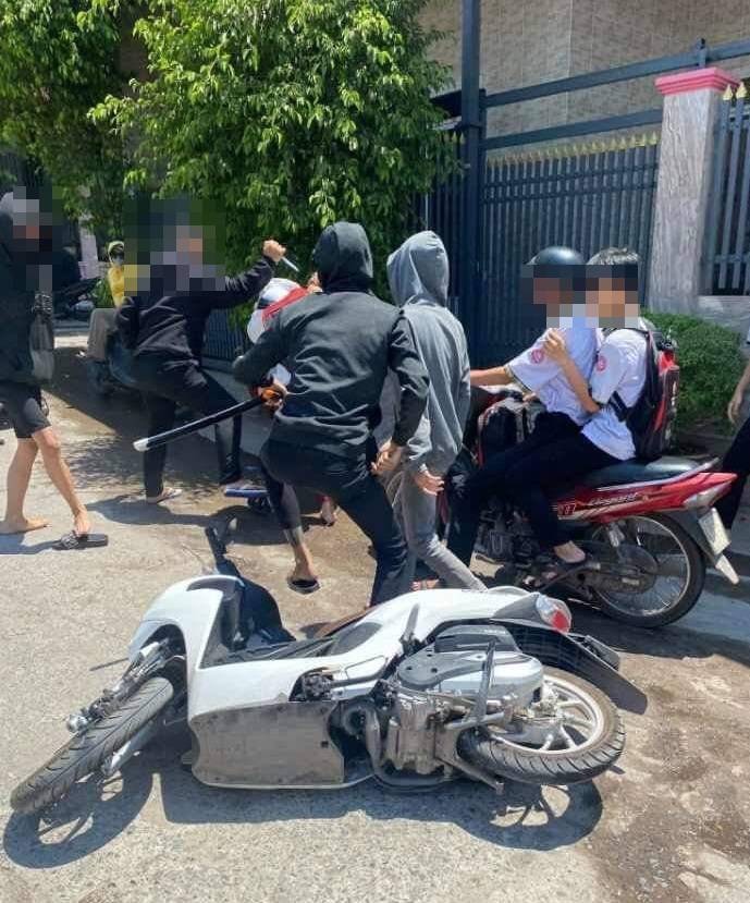 Vụ việc xảy ra trước cổng trường THPT Tân Hòa (TP Biên Hòa, tỉnh Đồng Nai).