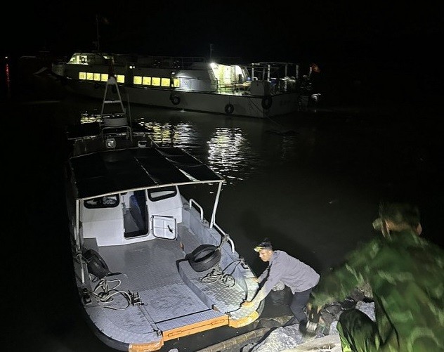 10 thuyền viên đi đánh bắt trên đảo Cô Tô (Quảng Ninh) gặp nạn đã được cứu hộ thành công